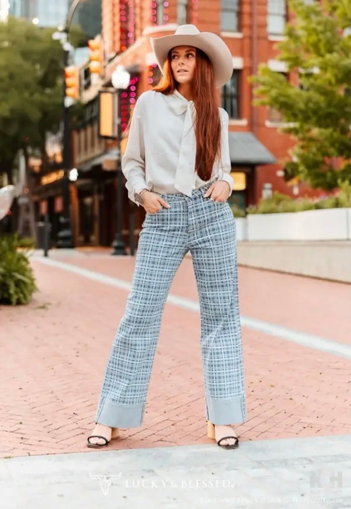 Lightwash Plaid Printed Highrise
Cuffedwideleg Jeans(31in)